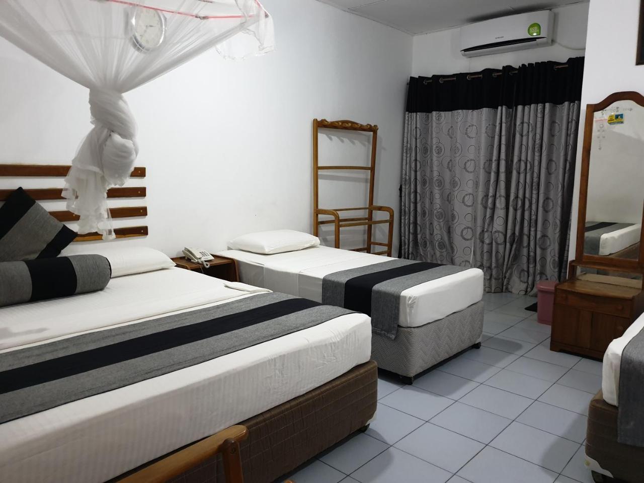 Saji-Sami Hotel Anuradhapura Exteriör bild